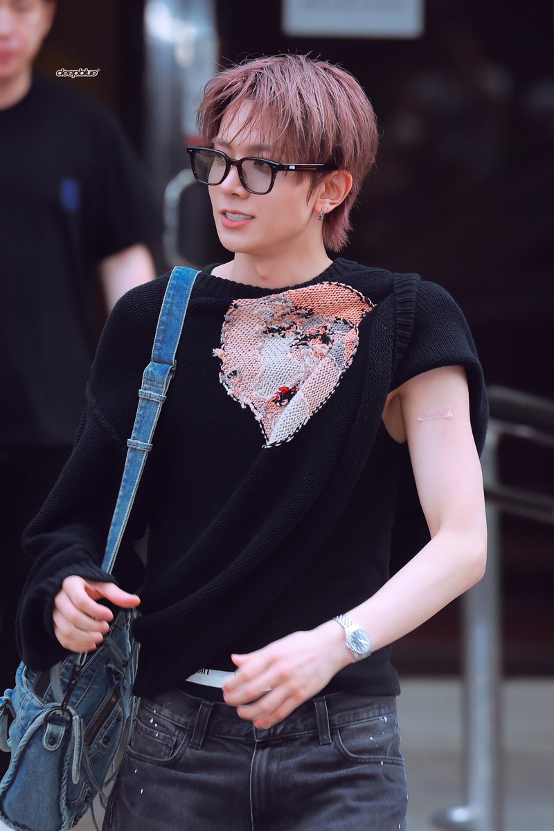 myheavanly's tweet photo. รอยข่วนที่แขนวันนี้ขากลับปิดแผลละ แต่นั่นพลาสเตอร์เหรอลูก แม่ถามกำนึงเน้อ https://t.co/qXw6FZYDFy
