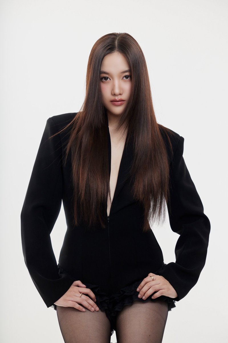 newszonelist's tweet photo. ฟรีน สโรชา เข้าไกล่เกลี่ยคดีกับอดีตต้นสังกัด เจรจาหาข้อยุติ เหตุบริษัทเก่าค้างเงินค่าจ้าง ศาลแพ่งนัดไกล่เกลี่ยอีกรอบ ฝ่าย ฟรีน หวังคดีจบด้วยดี

 #ฟรีนสโรชา 
#srchafreen 

    กรณี บริษัท โซเลน เอ็นเตอร์เทนเมนท์ จำกัด ต้นสังกัดและบริษัทของ “ฟรีน สโรชา จันทร์กิมฮะ” ศิลปินนักแสดงชื่อดัง ออกแถลงการณ์ว่า บริษัท ไอดอล แฟคทอรี่ จำกัด อดีตต้นสังกัดเก่าของ “ฟรีน สโรชา” ค้างเงินค่าจ้าง มูลค่าที่ยังค้างจ่ายคงเหลือประมาณ 8 ล้านบาท โดยยื่นฟ้องต่อศาลแพ่ง เพื่อเรียกร้องเงินค่าจ้างจากอดีตต้นสังกัดเก่าตามที่ปรากฏเป็นข่าวไปแล้ว

    ความคืบหน้าคดีนี้ ที่ศาลแพ่ง ถนนรัชดาภิเษก เมื่อเวลา 09.00 น. วันที่ 10 กรกฎาคม 2569 ศาลนัดไกล่เกลี่ยข้อพิพาท ระหว่าง ฟรีน สโรชา จันทร์กิมฮะ โจทก์ ยื่นฟ้อง บริษัท ไอดอล แฟคทอรี่ จำกัด เป็นจำเลย เรื่องสัญญาค่าจ้าง เรียกร้องค่าจ้างและส่วนแบ่งรายได้ตามสัญญา ที่ยังไม่ได้รับตามข้อตกลง รวม 8 ล้านบาทเศษ 
    สำหรับนัดไกล่เกลี่ยวันนี้ ฝ่ายโจทก์และจำเลยได้เข้าร่วมกระบวนการไกล่เกลี่ยตามนัด โดย ฟรีน สโรชา เดินทางมาพร้อมกับ นายไพศิษฐ์ มุนิสชานนท์ (ทนายเจนไพศิษฐ์) ทนายความส่วนตัว เข้าเจรจา ยื่นข้อเสนอ เพื่อหาแนวทางยุติข้อพิพาทร่วมกัน อย่างไรก็ตาม การเจรจาไกล่เกลี่ยในวันนี้ยังไม่สามารถหาข้อยุติได้ โดยทั้งฝ่าย ฟรีน สโรชา ขอนำข้อเสนอจากฝ่ายอดีตต้นสังกัดไปพิจารณาอีกครั้ง
    ภายหลัง ฟรีน สโรชา เปิดเผยว่า ยังคงหวังว่าข้อพิพาทครั้งนี้จะสามารถหาข้อยุติได้ด้วยดี หากสามารถตกลงกันบนพื้นฐานของความเป็นธรรมและเคารพสิทธิของทุกฝ่าย ก็ถือเป็นผลดี แต่หากไม่สามารถตกลงกันได้ ก็พร้อมให้กระบวนการยุติธรรมดำเนินการตามกฎหมายต่อไป