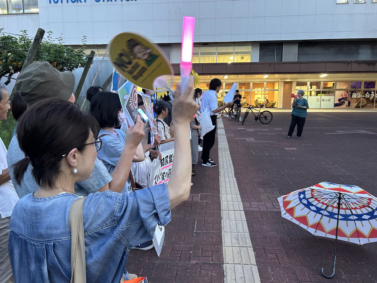 yam_akira's tweet photo. #めちゃくちゃな政治に抗議0710 鳥取駅前。6時半から7時半までスタンディング。40人で声をあげました。 https://t.co/ZbmTjxwjS8