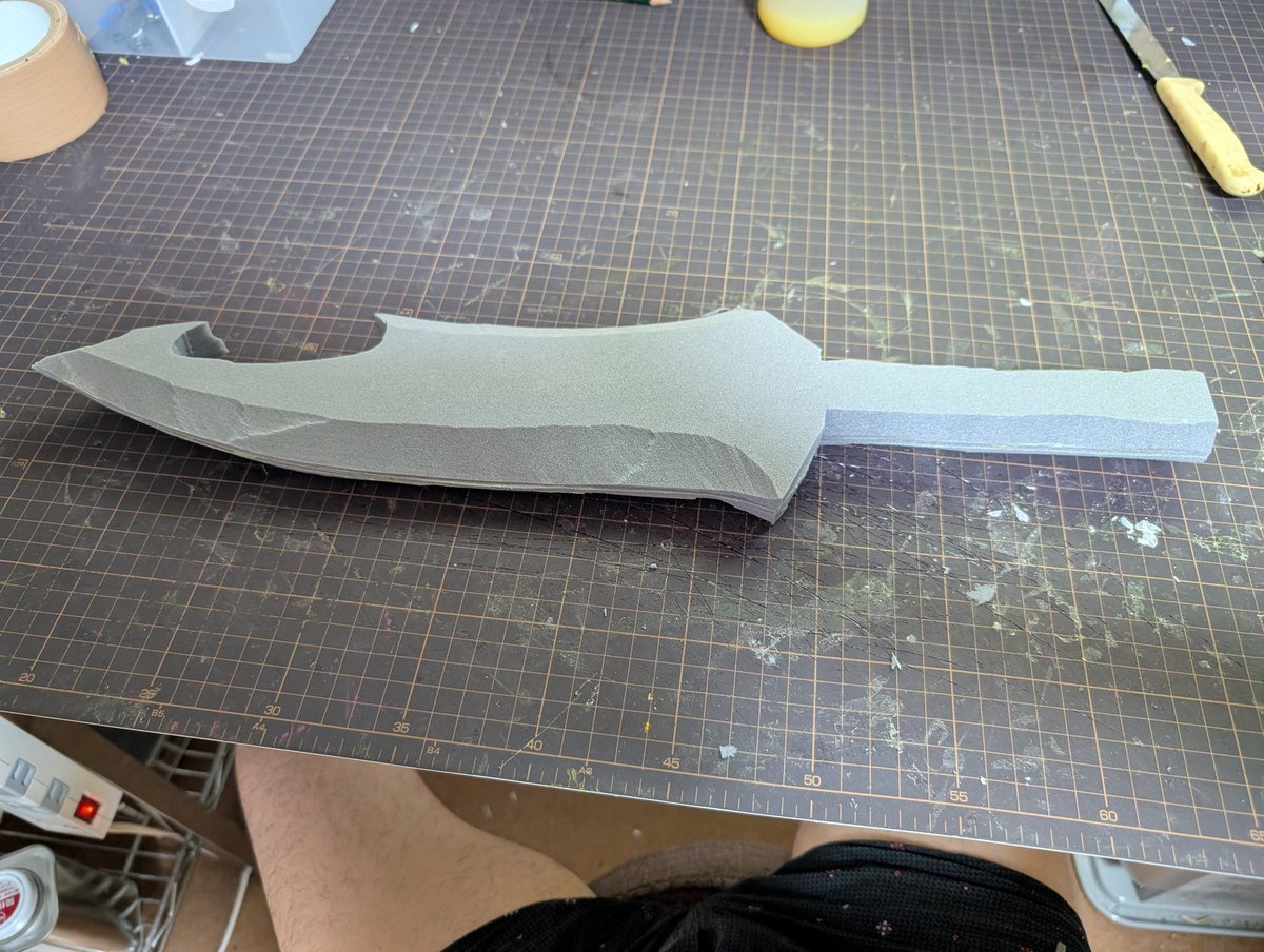 hirotaka_tukuru's tweet photo. 【剥ぎ取りナイフ制作工程１】
①刀身は積層したサンペルカを大まかに削る
②柄パーツをくっつける
③ヒートガンで表面を焼いて、ベルトサンダーやペーパーをかけて仕上げる
④タケシール造形を塗る
#お山の造形 https://t.co/ioIk4CUHwL