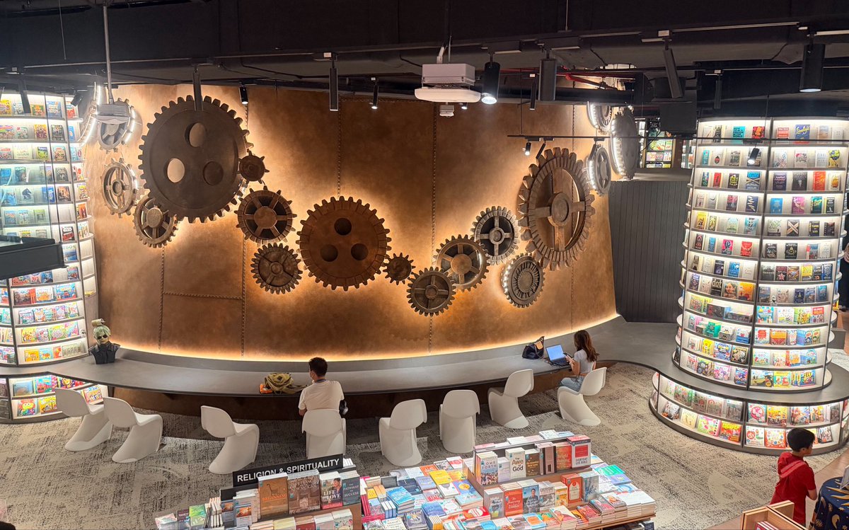 cahayapetani's tweet photo. Kat sunway square mall ada library besar siap ada kafe tapi Kenny Hills. Lagi satu tempat limited. Nak baca buku pun semua berbalut. Walaupun besar tapi macam facilities tu kureng… 😅 https://t.co/3No8EvmMGr