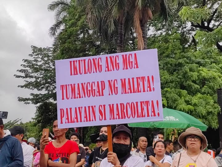 smninews's tweet photo. PALAYAIN SI MARCOLETA

Ito ang sigaw ng isa sa mga nakiisa sa peace rally sa Liwasang Bonifacio ngayong Biyernes, Hulyo 10: “Ikulong ang mga tumanggap ng maleta! Palayain si Marcoleta.”

(1/2) https://t.co/zvjjDgnYW4