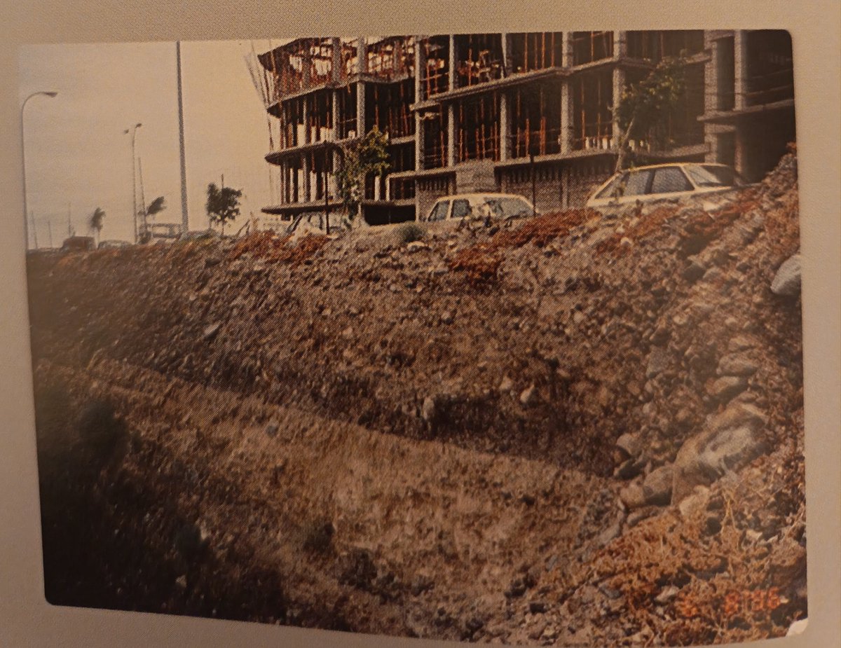 ArmideInfante's tweet photo. @Pandochao65 @uby77 Partiendo de la base de que la estructura está prácticamente acabada y que la obra del estadio estuvo durante unos años parada es normal que las viviendas estén acabadas en esa foto. Pero si nos vamos un poco más atrás podemos ver cómo ambas edificaciones fueron contemporáneas https://t.co/M4T9dh2rVF