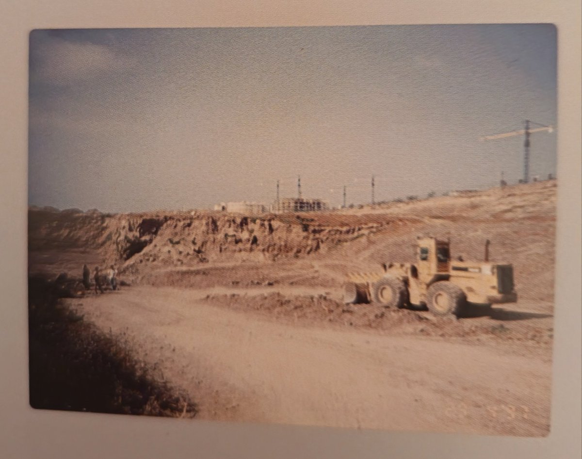 ArmideInfante's tweet photo. @Pandochao65 @uby77 Partiendo de la base de que la estructura está prácticamente acabada y que la obra del estadio estuvo durante unos años parada es normal que las viviendas estén acabadas en esa foto. Pero si nos vamos un poco más atrás podemos ver cómo ambas edificaciones fueron contemporáneas https://t.co/M4T9dh2rVF