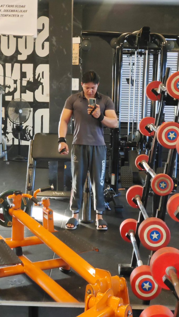 bummmmmi's tweet photo. Orang2 ootd ke gym, aku.... Bangun tidur caw https://t.co/MOUbsykflf
