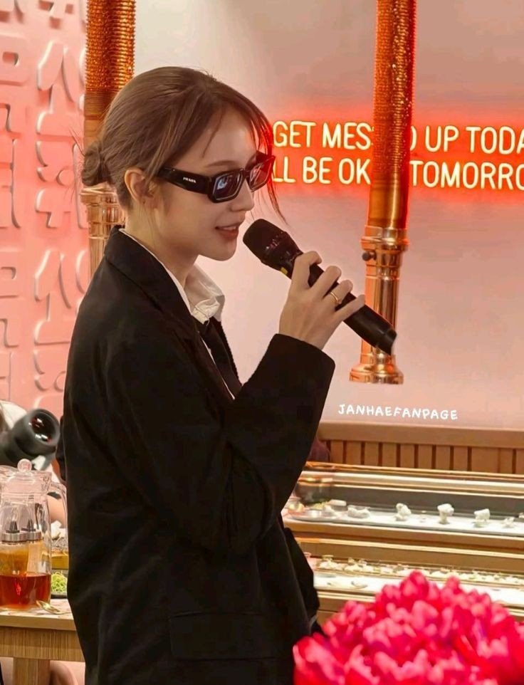 janhaeyo's tweet photo. yang nyari duit                    yang ngabisin https://t.co/fOlME4iFGI