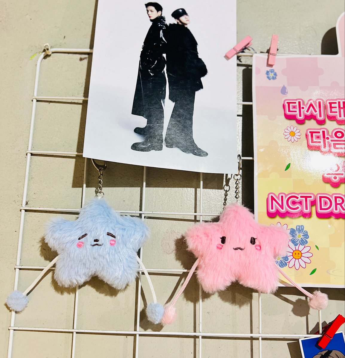 najeyori's tweet photo. Preview untuk fluffy + magnet. Karena tali warna biru nya ga ada yang sesuai jadi ku kasih warna putih ya untuk yg Jeno. Magnet version juga samaa. Kalo mau yg versi fluffy + magnet bisa langsung tulis aja di kolom jumlah pembelian. Harganya sama kaya magnet ver 35k yah 🫶🏻 https://t.co/M1T5xsF4TZ