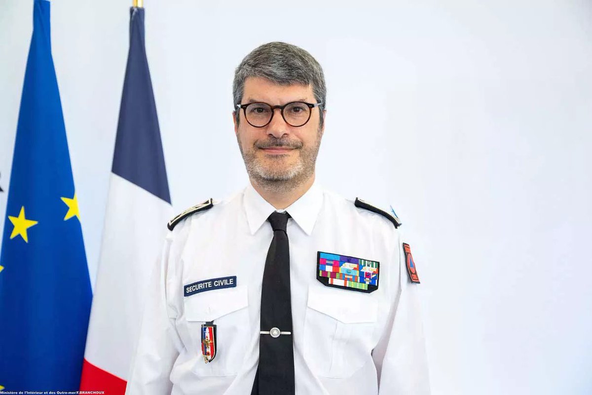 ai_qube_fr's tweet photo. #Canicule - Le patron de la Sécurité civile propose sérieusement de déloger les personnes âgées de chez elles pour les parquer dans des endroits réfrigérés.  

On a payé 3 milliards d’euros par an depuis 2003 pour « protéger nos seniors »… et 23 ans après, on en est encore à ce niveau de mépris et d’incompétence ?  C’est une honte nationale. Zéro respect, zéro vision.