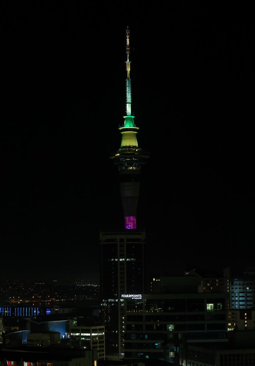 sidhant's tweet photo. Auckland's sky tower in Indian colours as a spl gesture to PM Modi who is on New Zealand visit https://t.co/WwLkybWutn