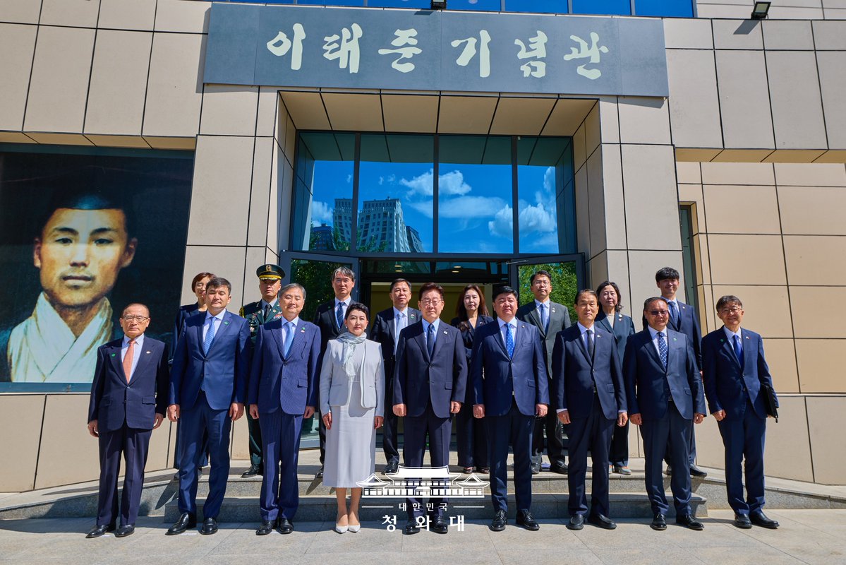 Jaemyung_Lee's tweet photo. 대한민국과 몽골 우호의 상징인 이태준 선생은 1914년 울란바타르에 동의의국을 세워 전염병에 시달리던 수많은 몽골 국민을 치료하며 깊은 신뢰와 존경을 받으신 분입니다.

선생께서는 의술로 생명을 살리는 데 그치지 않고, 각지의 애국지사들과 함께 항일 독립운동을 펼치며 상하이 임시정부와 독립운동가들을 지원하는 등 조국의 독립을 위해서도 헌신하셨습니다.

유해를 찾지 못해 가묘만 남아있는 기념관을 보며 마음이 무거웠던 차에, 선생께서 안장된 곳으로 추정되는 장소가 있다는 이야기를 듣고 곧바로 자이승 산기슭으로 향했습니다. 이렇게나마 찾아 뵙고 인사드릴 수 있어 참 다행입니다.

100여 년 전 선생께서 몽골 땅에 뿌린 우정과 신뢰의 씨앗을 이어받아, 앞으로도 양국이 서로에게 힘이 되는 이웃으로 함께 미래를 열어갈 수 있도록 최선을 다하겠습니다. 선생의 발자취를 보존하고, 기억하며, 예우해 주고 계신 몽골 정부와 국민 여러분께 진심으로 감사드립니다.
