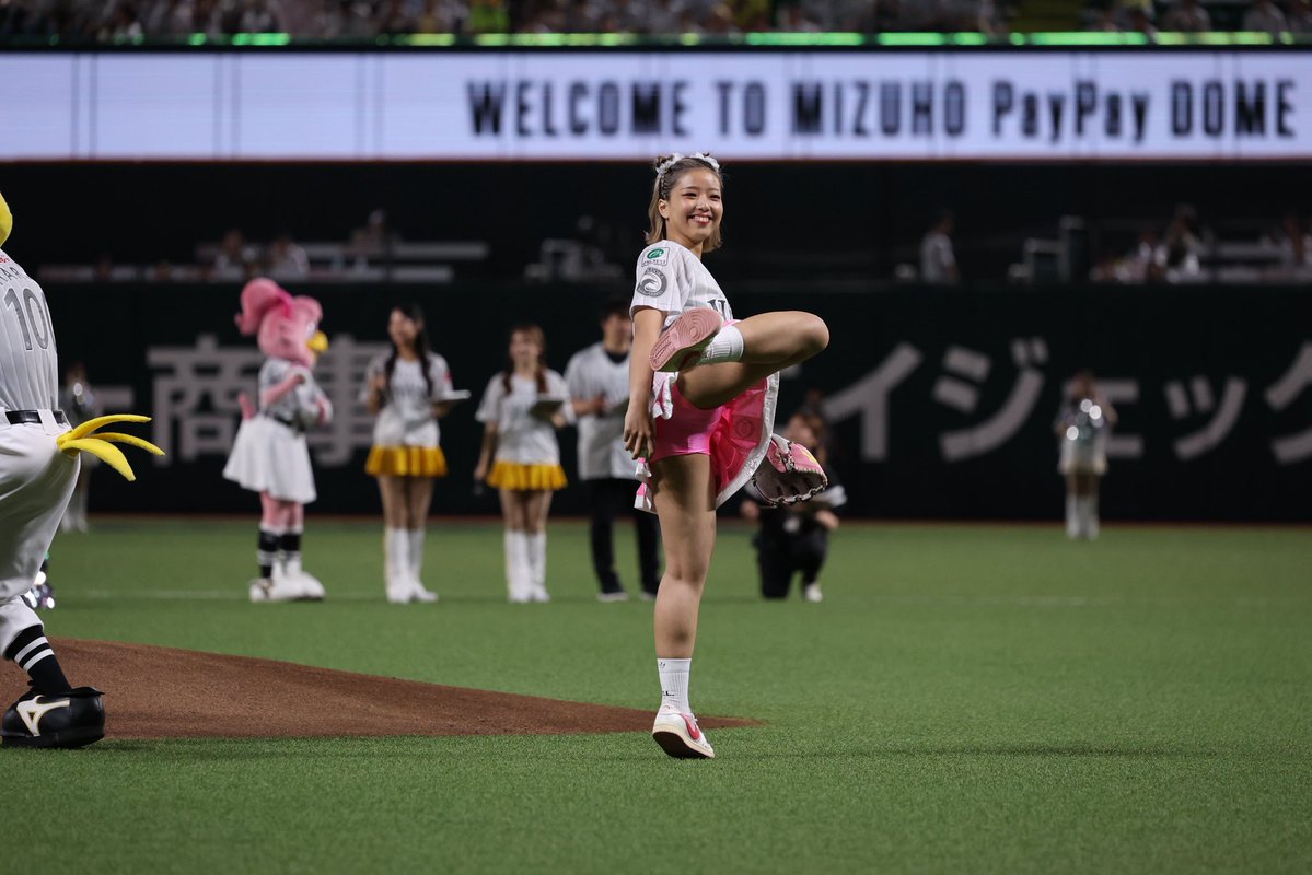 k1wgp_pr's tweet photo. ⚾️ナイスピッチング‼️👏✨

石井一成選手、木村萌那選手がセレモニアルピッチに登場⚾️

温かいご声援をありがとうございました！

𝐄𝐂𝐎信頼サービス株式会社𝐏𝐑𝐄𝐒𝐄𝐍𝐓𝐒
||◤𝐊-𝟏 𝐃𝐎𝐍𝐓𝐀𝐊𝐔 𝟐𝟎𝟐𝟔◢||
🗓️7月20日(月・祝) 🏟️マリンメッセ福岡B館

📸写真提供：福岡ソフトバンク���ークス

#k1wgp #k1max #sbhawks