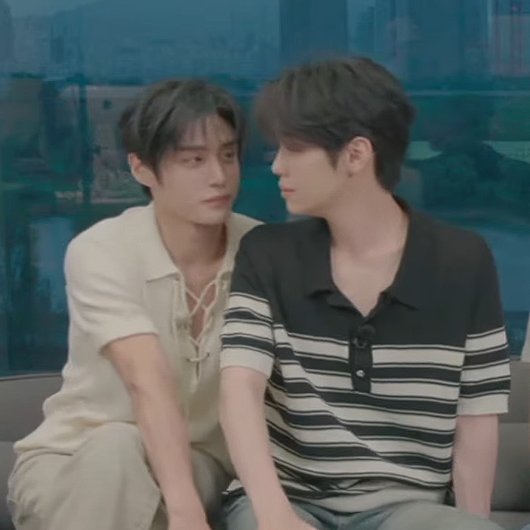 myqubing's tweet photo. HELLO???? THEIR FACES ARE SO CLOSE TO EACH OTHER WTFFJFDHLKJFS https://t.co/P5wLrGxyGq