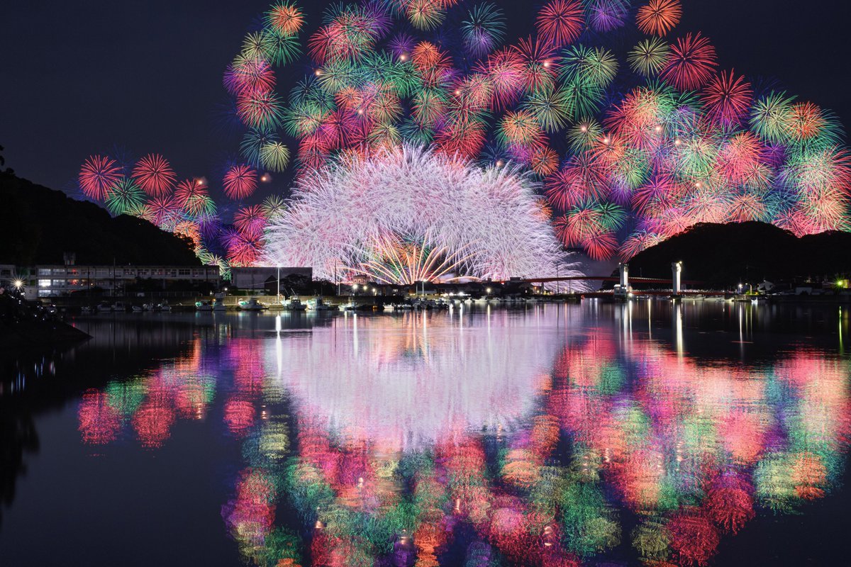 kankomie's tweet photo. ／
【2026年】夜空を彩る大輪の華
三重県🎆7月の花火大会8選！
圧巻スターマインや仕掛花火も満載✨
＼

三重の夏を染める花火の季節が到来🎆
7/18(土)「第74回 伊勢神宮奉納全国花火大会」を皮切りに、7月は三重県内で大注目の大会が目白押し！

圧巻のスターマインに巨大な2尺玉、幻想的な海上花火など各地域が趣向を凝らしたプログラムは必見です。
夏の計画はお早めに✨
#三重花火2026

詳細はこちら👇
https://t.co/isLhVV8sfm