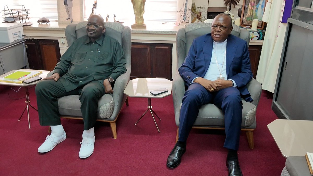 Cenco_officiel's tweet photo. De retour d'une mission officielle en République du Congo, Fridolin Cardinal AMBONGO, archevêque métropolitain de Kinshasa, et Mgr Donatien NSHOLE, secrétaire général de la CENCO, ont tenu une séance de concertation avec le Révérend Docteur André BOKUNDOA, représentant légal de l'ECC, accompagné du Révérend Éric SENGA, porte-parole de cette Église. Au centre des échanges : la préparation de la prochaine étape de leur mission de plaidoyer en faveur d'une paix durable en République démocratique du Congo.