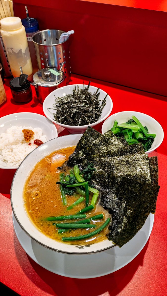 eeeeNdes's tweet photo. 王道家直系 修　千葉ニュータウン

ラーメン　　　¥1000
にんにくの芽　¥100(現金)
のり　　　　　¥150
生小松菜　　　¥200
半ライス　　　¥150
揉み海苔　　　¥ｻｰﾋﾞｽ

今日のディナーはコチラ🌠
小松菜奈の食感がたまらない！
家系激戦区千葉の驚くべき底力
美味しかったなぁ♪ご馳走様でした😋 https://t.co/0ri9SPdXiD