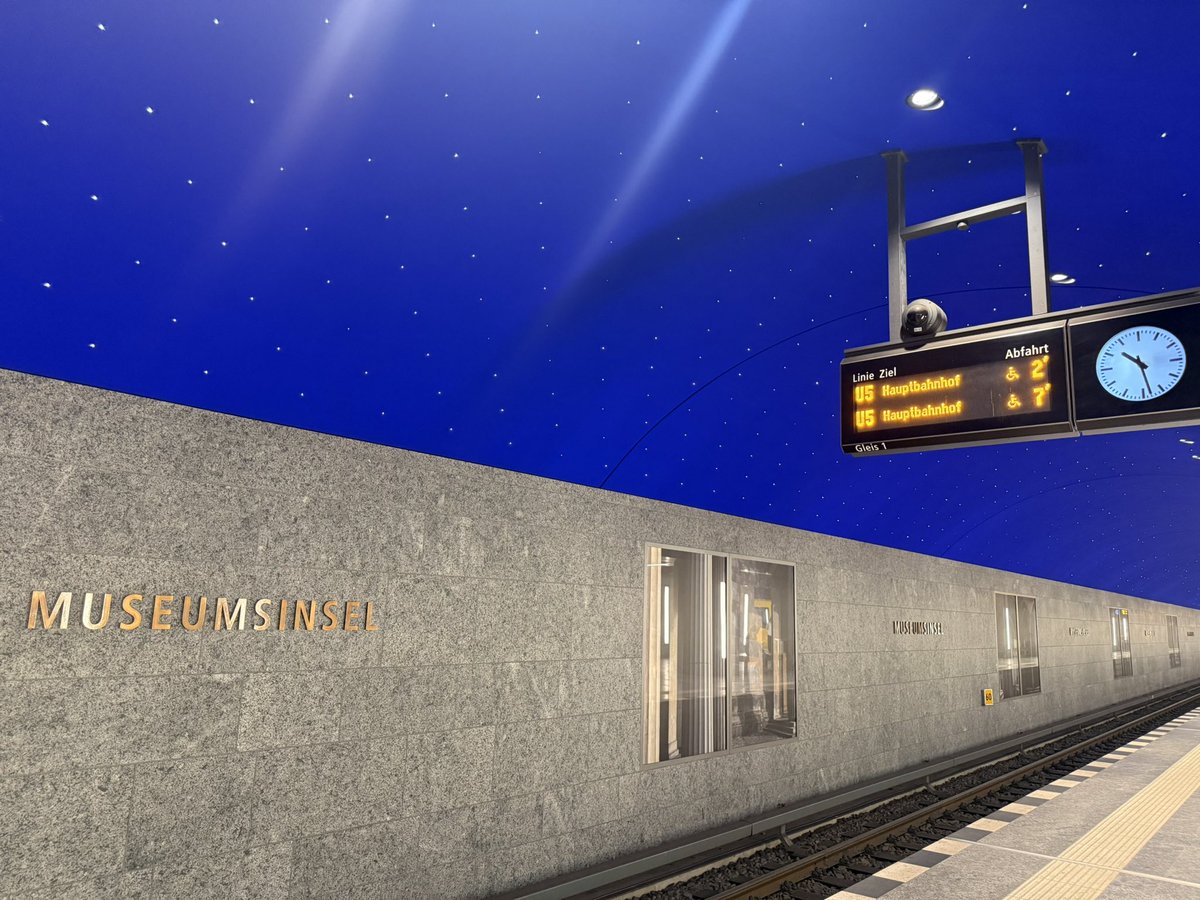 lsdeglc's tweet photo. 博物館島駅の構内が星空みたいできれいだった　そのままブランデンブルク門へ　門を通り抜けてポツダム広場方面へ歩くとホロコースト記念碑 https://t.co/jMR96uqbph