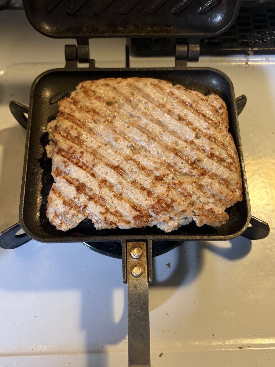 ShunBosMan's tweet photo. 戦争をしなきゃいけないので景気付けに

エチゴヤハンバーグの成形されてない物をホットサンドメーカーに詰めて焼く

という贅沢食いをします

#今日のエチ活 https://t.co/MGFy8yOa43