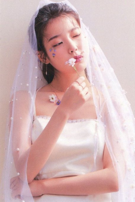 moohe_iu's tweet photo. She's literally a fairy✨️🤍 https://t.co/rOyKFG9iPD