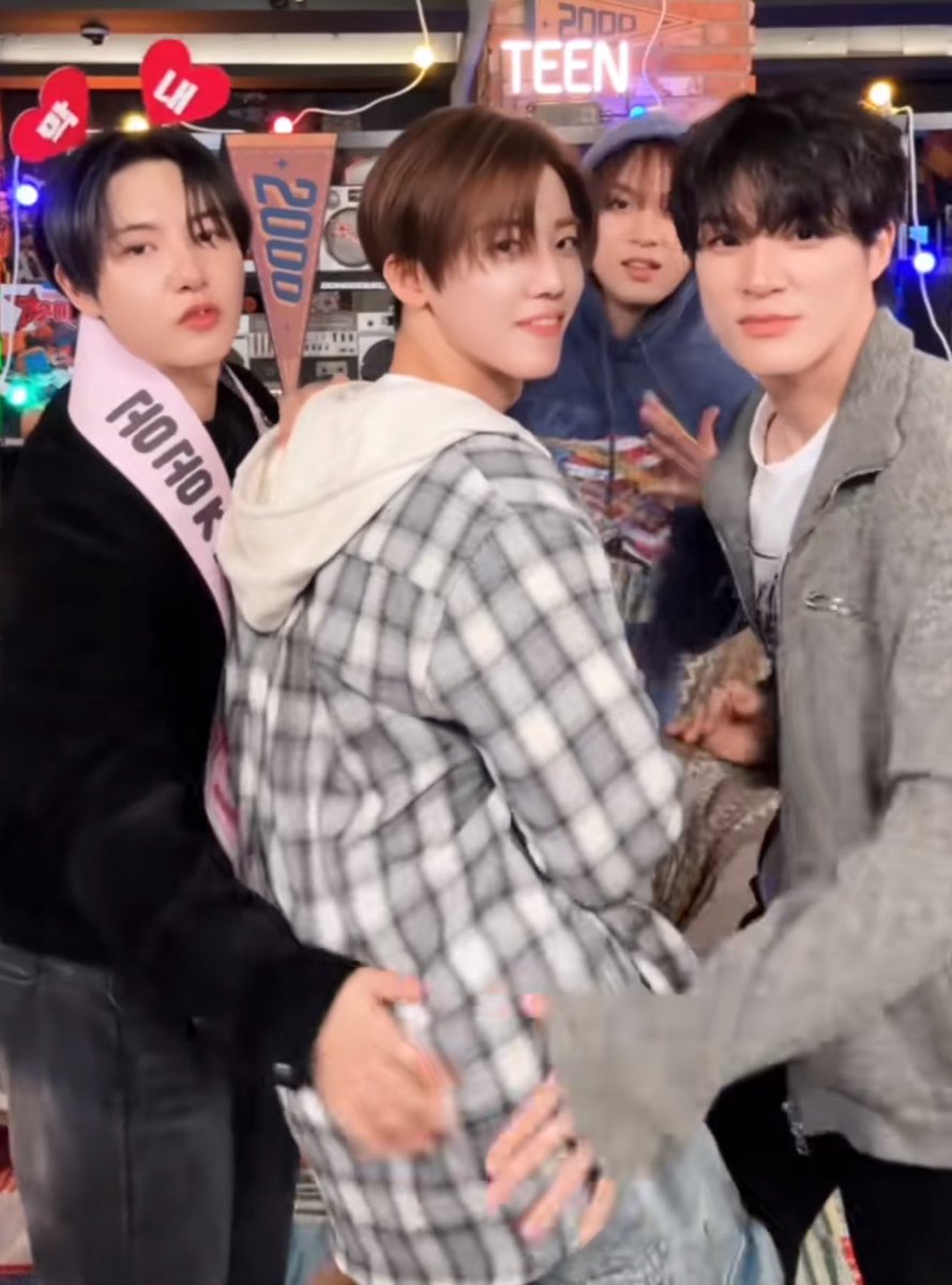 andyourlee's tweet photo. แน่จิงพวกเอ็งก็กลับมาตีตุดกันอีกสิ🥺 https://t.co/ZW72AjudN1