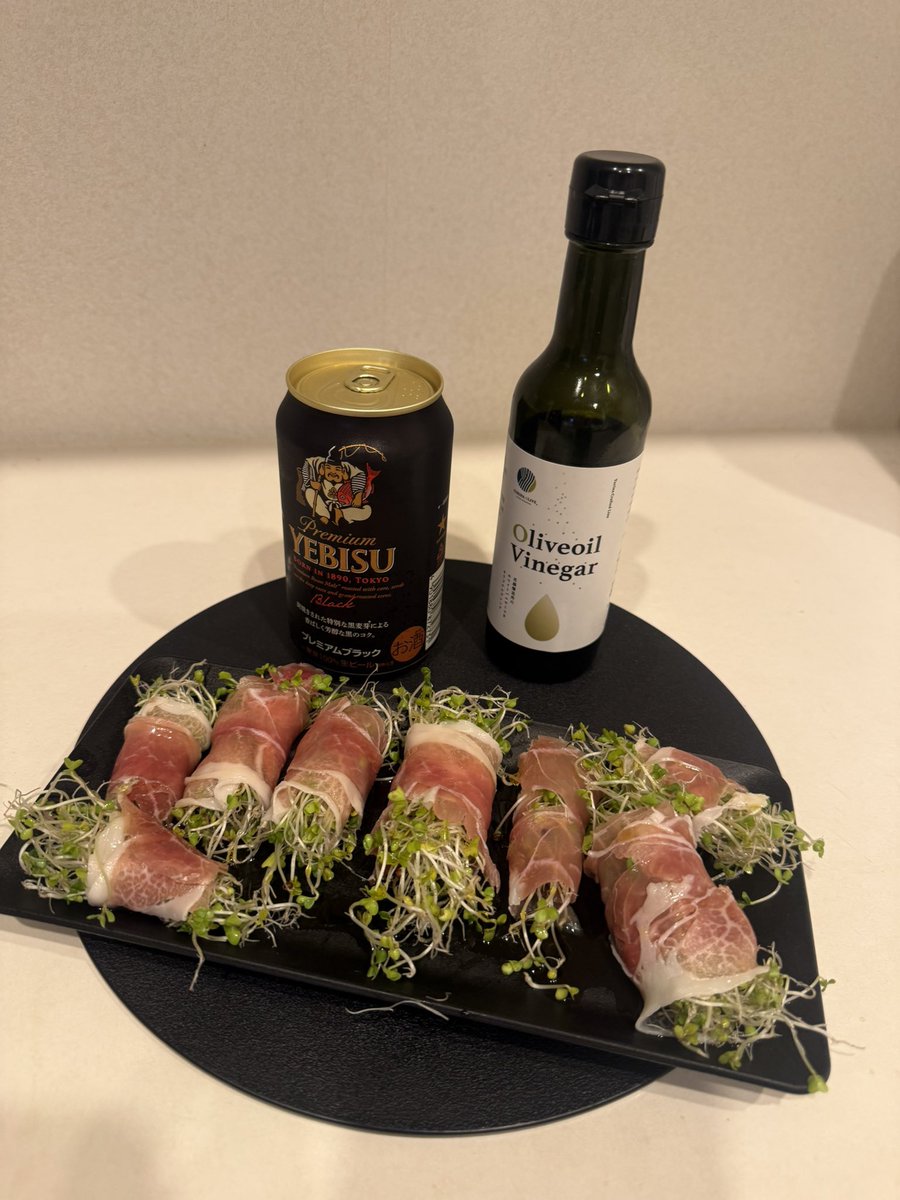 q002211's tweet photo. ブロッコリースプラウト生ハム巻き

私生活が忙しい時期に突入
1週間が早すぎて記憶ない

中学生は終業式まで休み
家庭内バイトしてもらおうか

金曜日、お疲れ様でした🍻 https://t.co/SNtyXtZCjX