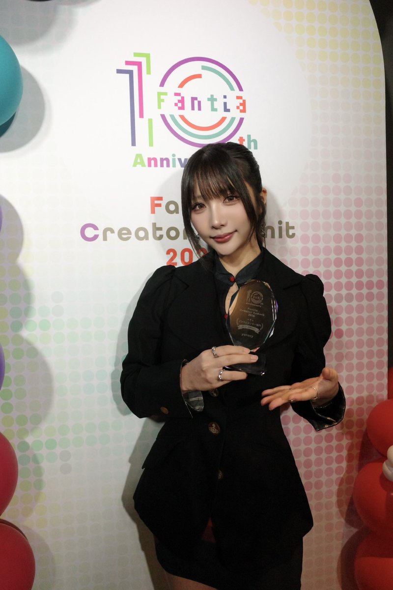 mizuyuno_'s tweet photo. ご招待いただき、Fantia10周年 Creator Summitに行ってきました！
授賞式でトロフィーも頂いたよ✨
いつも応援してくれるみんなのおかげ！
ありがとうございます！ https://t.co/ibZ0zWFFKX