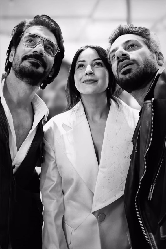 onlyforshehnaaz's tweet photo. "This is cute✨️"
Students and teacher...

#ShehnaazGill https://t.co/7PnEQyA8qf