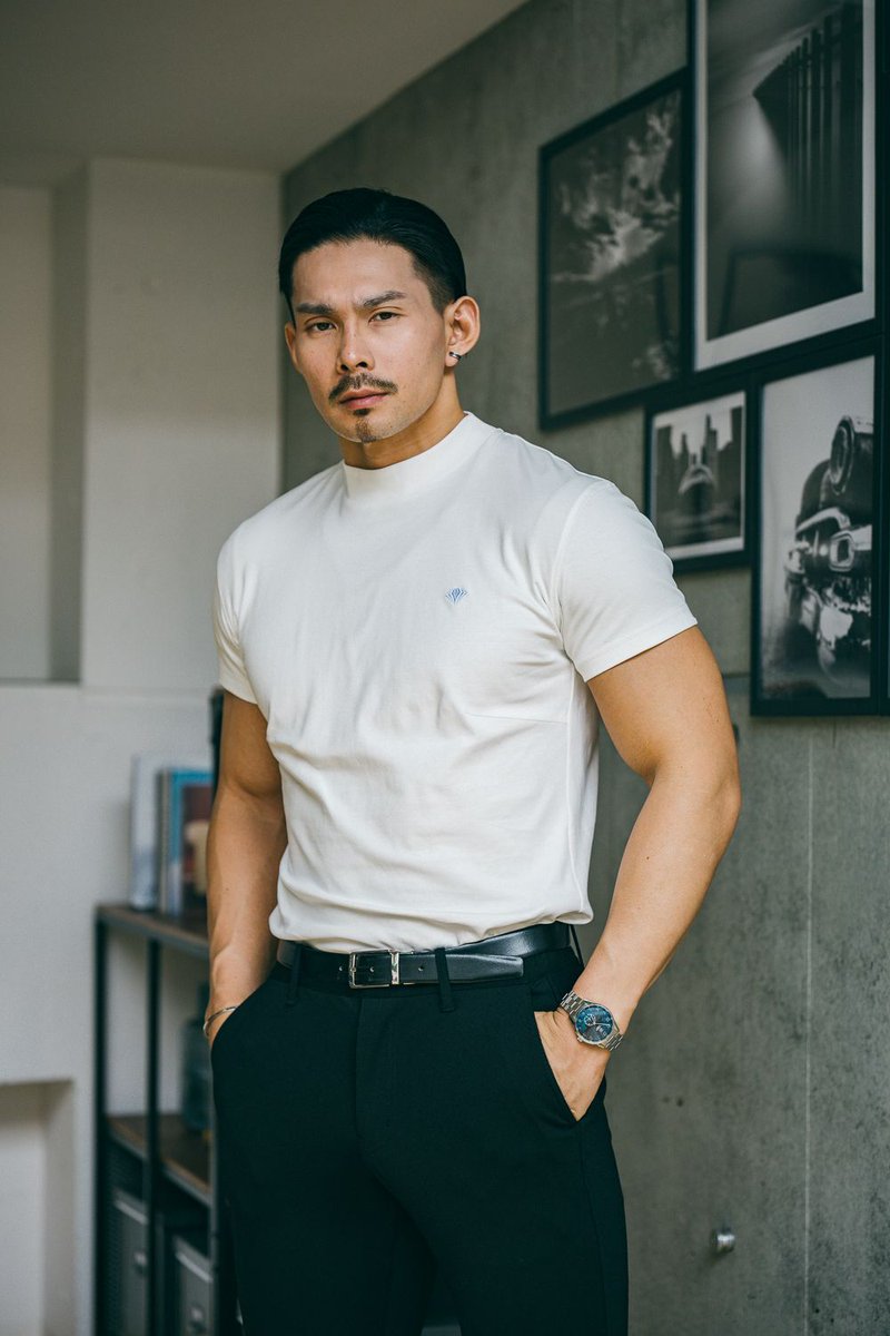 physique_frame's tweet photo. 【Restock】シャドウエンブレムモックネックTシャツ

着用サイズ： L
身長：185cm
体重：86kg
胸囲：110cm
ウエスト：84cm　

#フィジークフレーム
#physiqueframe
#メンズファッション
#筋肉
#筋トレ https://t.co/HDBZhzzEfs