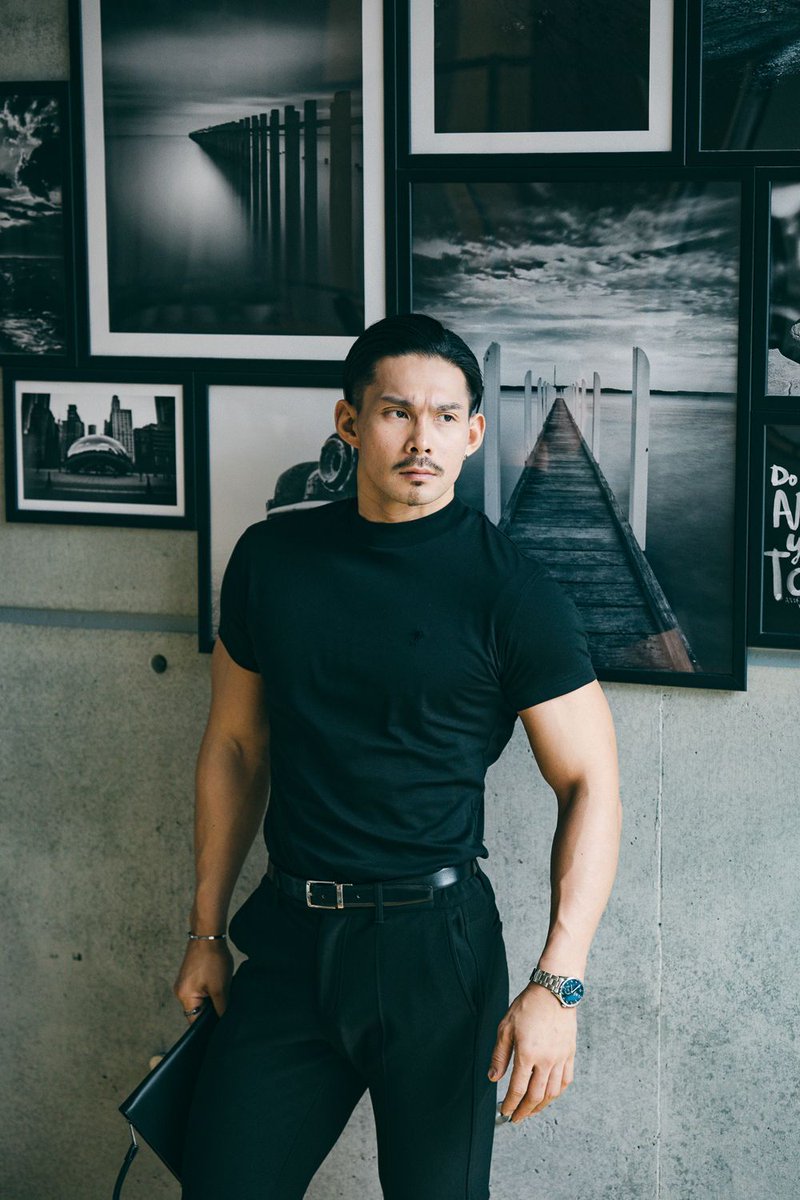 physique_frame's tweet photo. 【Restock】シャドウエンブレムモックネックTシャツ

着用サイズ： L
身長：185cm
体重：86kg
胸囲：110cm
ウエスト：84cm　

#フィジークフレーム
#physiqueframe
#メンズファッション
#筋肉
#筋トレ https://t.co/HDBZhzzEfs