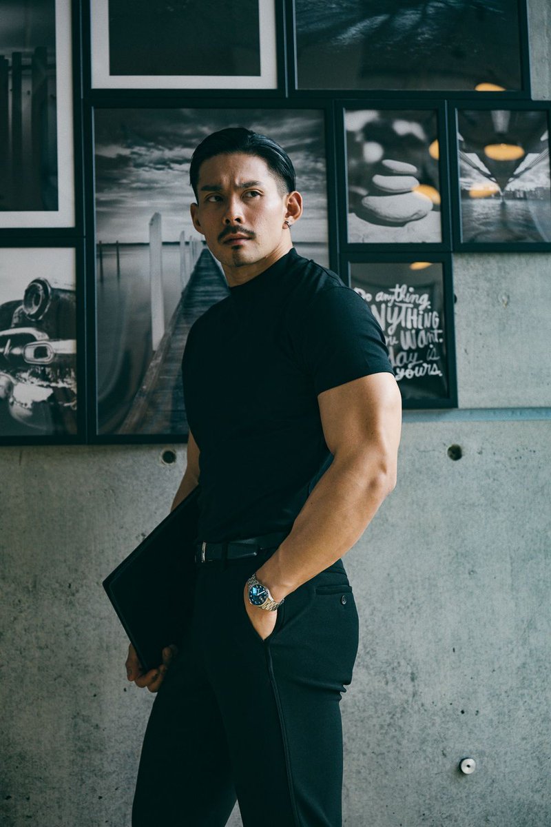 physique_frame's tweet photo. 【Restock】シャドウエンブレムモックネックTシャツ

着用サイズ： L
身長：185cm
体重：86kg
胸囲：110cm
ウエスト：84cm　

#フィジークフレーム
#physiqueframe
#メンズファッション
#筋肉
#筋トレ https://t.co/HDBZhzzEfs