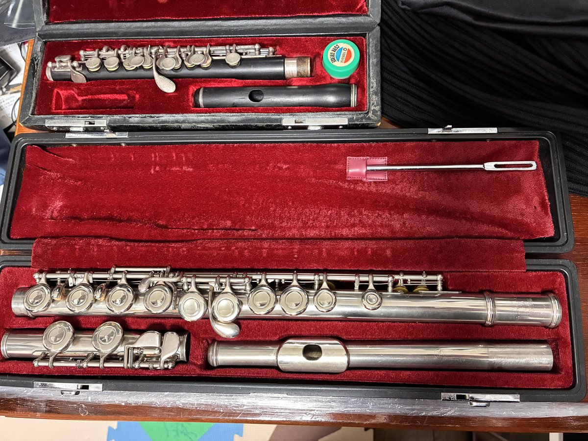 rhythmic0531's tweet photo. オーバーホールから帰ってきたメルカリで買ったフルートとピッコロ。暇を見て練習するぞ〜！それにしても買った値段より調整代のほうがはるかに高かったな………。 https://t.co/eGEUHOKgtY