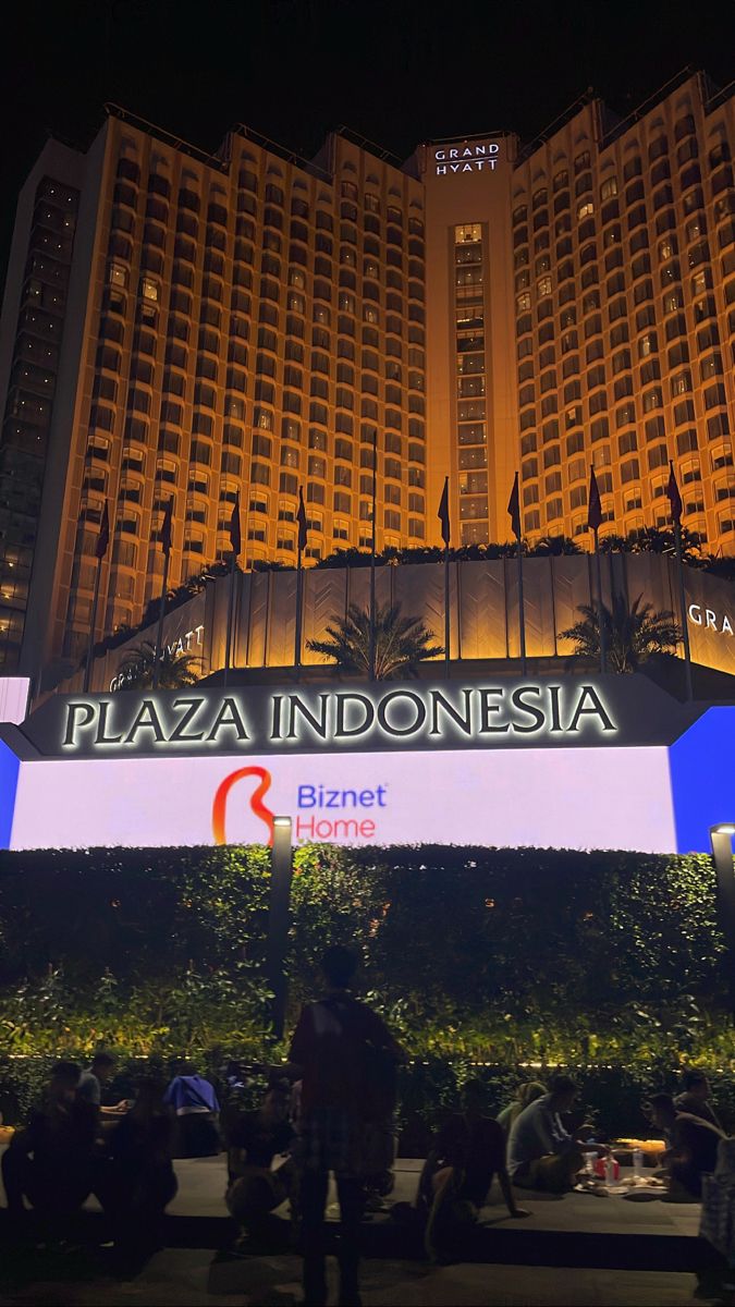 suarawargatxt's tweet photo. Diumur berapa kalian tau kalau kalian nyetir mobil pulang dr Plaza Indonesia lewat jalan belakang (yg nyambung ke tanah abang) ada mas2 yg tutupin jalan pake cone (supaya kita terpaksa harus lewatin jalur yg dia buat) dan maksa kalian kasih dia duit

Kaloga mobil kalian di ketok sambil di katain ‘GOBLOK’
(Jalan nya utk 2 / 3 mobil tp semua di tutupin cone supaya harus hadepin dia)

Kalo ngebantu jalanan jadi lebih ga macet sih ya bisa di tolelir lah.

Ini jalanan kosong, disempitin, di intimidasi utk kasih uang, dipukul jg mobilnya dan ngomong kasar.

Tuhan, tempatin org ini di spot terburuk di bumi dan lebih buruk lagi di alam sana nanti. Amin 🙏🏻

cc : kevinyowilliam