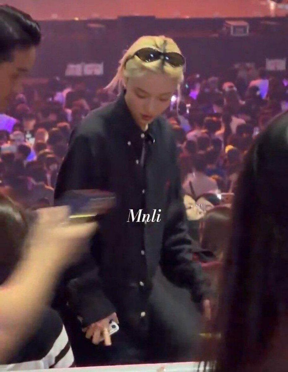 joyminjeong's tweet photo. why is it her personal mission to always look handsome as hell at twice concerts 😵‍💫 https://t.co/hpaRjEfGpr