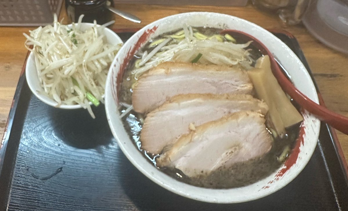MKmen6's tweet photo. 味噌麺処 花道庵
　濃厚煮干し味噌ラーメン　麺特盛
　　もやし大盛　チャーシュー２枚プラス

久しぶりの花道庵さん🍜
海老味噌には会えず、
食べた事のない濃厚煮干し味噌をポチッと、
色々とポチポチッと押して座って待つ
着丼🍜
ビジュが好きだなぁ🤤
一口食べたらそりゃ美味いよね、煮干し味噌が太麺に合い過ぎてたまらない😋
美味しかったぁ‼️