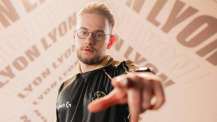 feviknight's tweet photo. "I expected them [G2] to do nothing in the game, and they did NOTHING" ~Inspired

HOLYYYYY HE IS SMOKING THEM 🔥🔥🔥 https://t.co/3mzIG30Lh6