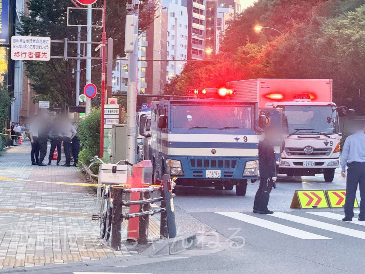 SentoBousai's tweet photo. 防衛省前で発生した不審物事案

爆発物処理班がスーツケースの中身を確認し空と判明

概ね19:20頃までに警察・メディアは撤収し交通規制も解除されたとのことです

前回に引き続きハチ様ありがとうございました🐝 https://t.co/kndGPLj1sX