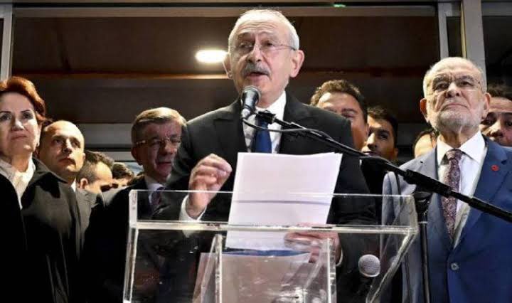 haberaktifcom's tweet photo. “Kemal Bey bağış paraları ne oldu, açıkla!”

Fatih Altaylı, cumhurbaşkanlığı adaylığı döneminde milyonlarca lira bağış toplayan ve banka hesabına aktarılan Kılıçdaroğlu’na bu paraların akibetini sordu:

“Şimdi kamuoyu bir başka paranın akıbetini sormak istiyor.

Kılıçdaroğlu’nun cumhurbaşkanı adaylığı sırasında toplanan “Millet İttifakı Cumhurbaşkanı Adayı Kemal Kılıçdaroğlu Bağış Kampanyası”nda toplanan paranın akıbetini.

Biliyorsunuz, cumhurbaşkanlığı adaylığı sırasında adaylar bağış toplayabiliyorlar.
Muharrem İnce adayken farklı bankalarda açtığı hesaplarda bağış topladı. 

İnce son derece şeffaf biçimde 143 bin vatandaştan 25,9 milyon TL bağış topladığını açıkladı. 

Bu o günkü kurla 4 milyon 700 bin dolar ediyordu. (Ali Tarakçı’nın araştırması)

Kemal Kılıçdaroğlu da bağış kampanyası yaptı. 

İş Bankası, Ziraat Bankası ve Vakıfbank’ta açtığı hesaplarda bağış topladı. 

Ancak Fizik Öğretmeni Muharrem İnce’nin aksine, maliye müfettişi Kemal Kılıçdaroğlu bu bağışların ne kadar olduğunu, nereye nasıl harcandığını, tamamının harcanıp harcanmadığını hiç ama hiç açıklamadı.

Muharrem İnce 4,7 milyon topladı ise Kılıçdaroğlu büyük ihtimalle bunun birkaç katı bağış toplamış olmalı. Ama biz bunu öğrenemedik.

Her yerde arınmadan, temizlikten bahseden Kayyum Kemal Bey, bu halkın Cumhurbaşkanı seçilmesi için ona yaptığı bağışları hiç ama hiç açıklamadı.

Hesabını vermedi. 

Büyük ihtimalle “tıpış tıpış” mantığı ile “Bana bağışladınız, size mi hesap vereceğim?” diye düşündü.

Tıpkı benim iki yıldır sorduğum, “Kemal Bey bunca ofis, bunca çalışan, bunca lüks araç, bunca masrafın finans kaynağı ne? 

Emekli maaşınızla mı karşılıyorsunuz, birileri destek oluyorsa kim ve ne için destek oluyor?” sorularıma yanıt vermediği gibi.

Ve kim bilir belki de Kayyum Kemal Bey o bağışlarla gelen parayı cumhurbaşkanı seçilmek için değil, CHP’nin başına yeniden geçme yolunda kullanmayı tercih etti.

Ben yine de soruyorum, arınmadan bahseden Kayyum’a.

“Bağış paraları ne oldu? Açıklayın.”