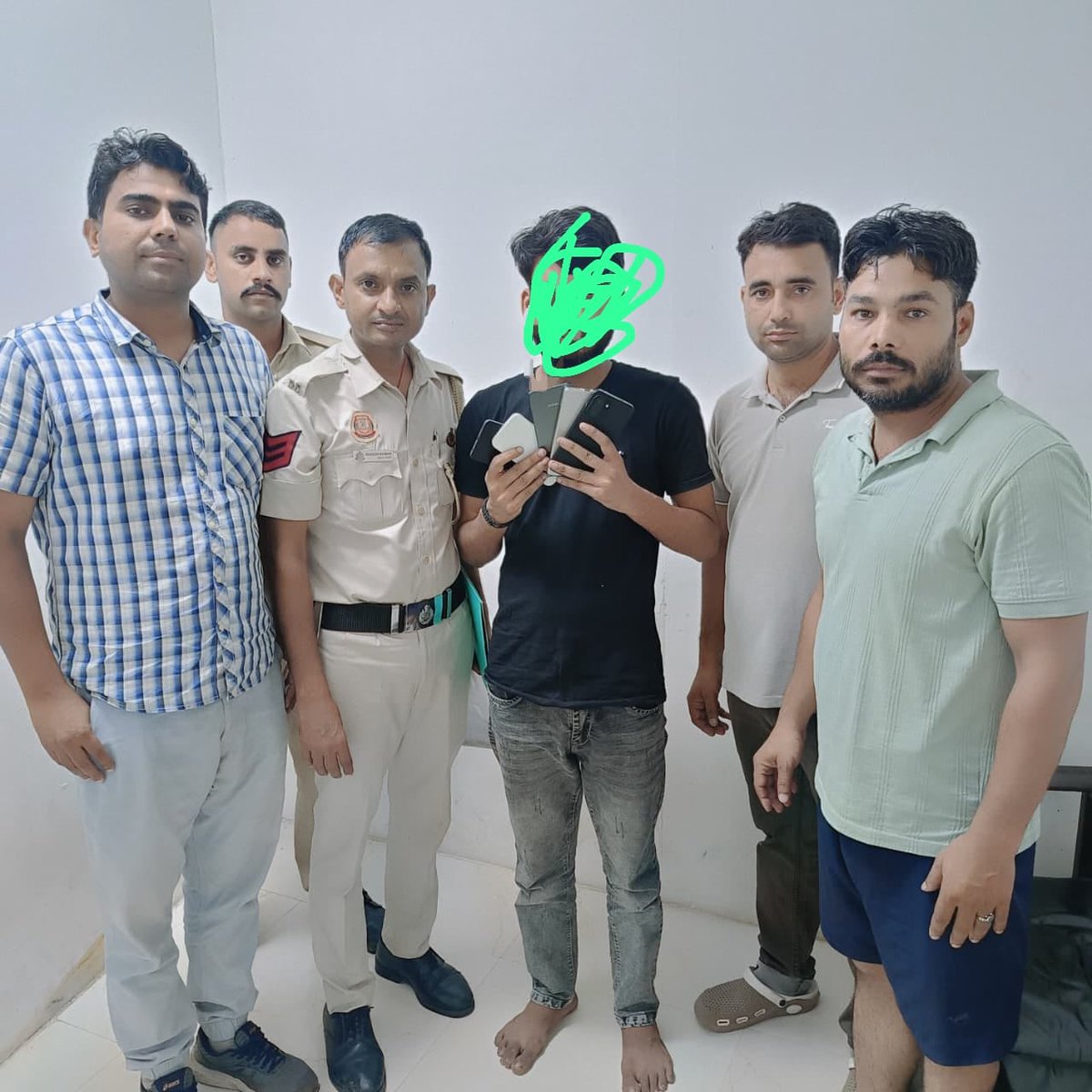 rpfnrdli's tweet photo. Mission Yatri Suraksha    
On 08.07.26, Crime team of RPF  arrested 01 mobile snatcher at Minton bridge, NDLS and recovered 05 mobile  phones. 
Strong Legal action has been initiated against them by GRP NDLS
@drm_dli 
@GM_NRly 
@RPF_INDIA 
@rpfnr_ 
@AshwiniVaishnaw https://t.co/2gjAW4JzGd