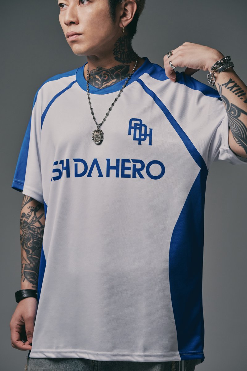 ashdahero's tweet photo. 【⚽️OFFICIAL NEW GOODS 予約通販スタート⚽️】

ADH結成5周年を記念したスペシャルサッカーウェア本日20:00より予約販売スタート🔥

前作サッカーウエアのアウェイ版として白ボディとなっております⚽️

5th Anniversary Special Wear
ADH 5th サッカーユニフォーム［アウェイ］
※7月下旬以降 順次発送予定

▼商品詳細・ご注文はこちら！
https://t.co/LAAzmtApd5

#ADH5周年
#ASHDAHERO #ADH