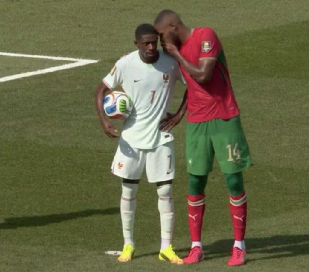 Peguy_Certifie's tweet photo. IL SUFFISAIT QU’OUSMANE LAISSE LE BALLON, SE METTE À COURIR VERS L’ARBITRE… ET C’ÉTAIT TERMINÉ POUR ISMAÏLA DIOP 😂 https://t.co/JBA71SgggI