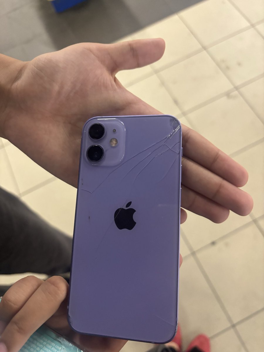 sasouu_7's tweet photo. coucou avec ma copine on a trouvé un téléphone, iphone 11 mauve, on l’as trouvé entre belgica et simonis si il vous appartient envoyez moi un dm https://t.co/smcH5lxK4w