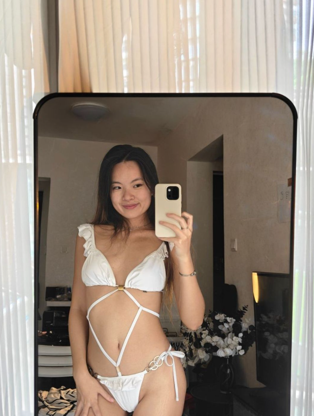 Luna12894's tweet photo. not sure if i picked the outfit or it picked me but these straps are doing a massive shift today 🤍😂
#onlyfans #fansly https://t.co/VmWfIUMe81