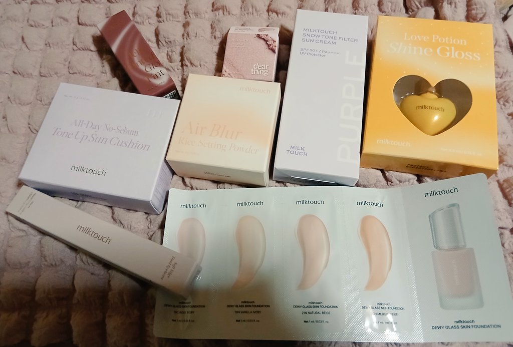 runa_blog's tweet photo. りさちゃんコラボのミルクタッチ届いた🙌
買ったのは左3つ、サンクッションとリップとアイブロウなんだけど、あとはおまけ！
サンクリーム、ハイライト、ハートグロス、パウダー、ファンデサンプルがおまけって豪華すぎやろ🤣
#メガポ購入品 https://t.co/pa0KPmXO3c