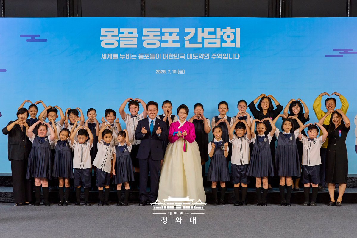 Jaemyung_Lee's tweet photo. 푸른 하늘과 광활한 초원의 나라 몽골에 계신 우리 동포 여러분을 찾아 뵈었습니다. 이국 땅에서 얼굴을 마주하며 서로의 안부를 물을 수 있어 무척이나 반가운 시간이었습니다.

대개 국가간의 교류는 정부가 먼저 길을 열고 민간의 교류로 이어지지만, 한-몽 관계는 조금 달랐습니다. 이미 한 세기 전부터 수많은 우리 동포들이 이 땅을 찾아 학교를 세우고, 기술을 나누고, 기업을 일으키며 신뢰를 쌓아왔습니다. 

울란바타르에 '몽탄 신도시'로 불릴 만큼 활기찬 한인 경제권이 형성된 것도, 대한민국이 몽골의 '제3 이웃' 국가 가운데 가장 중요한 협력국 중 하나가 될 수 있었던 것도 모두 동포 여러분께서 헌신해 주신 덕분이라고 생각합니다. 참 감사하고, 또 자랑스럽습니다.

막중한 책임감을 갖고 동포 사회의 목소리에 더욱 귀 기울이겠다 다짐합니다. 여러분의 노력과 헌신이 헛되지 않도록 보다 든든하고 자랑스러운 대한민국을 만들기 위해 전력을 다하겠습니다.