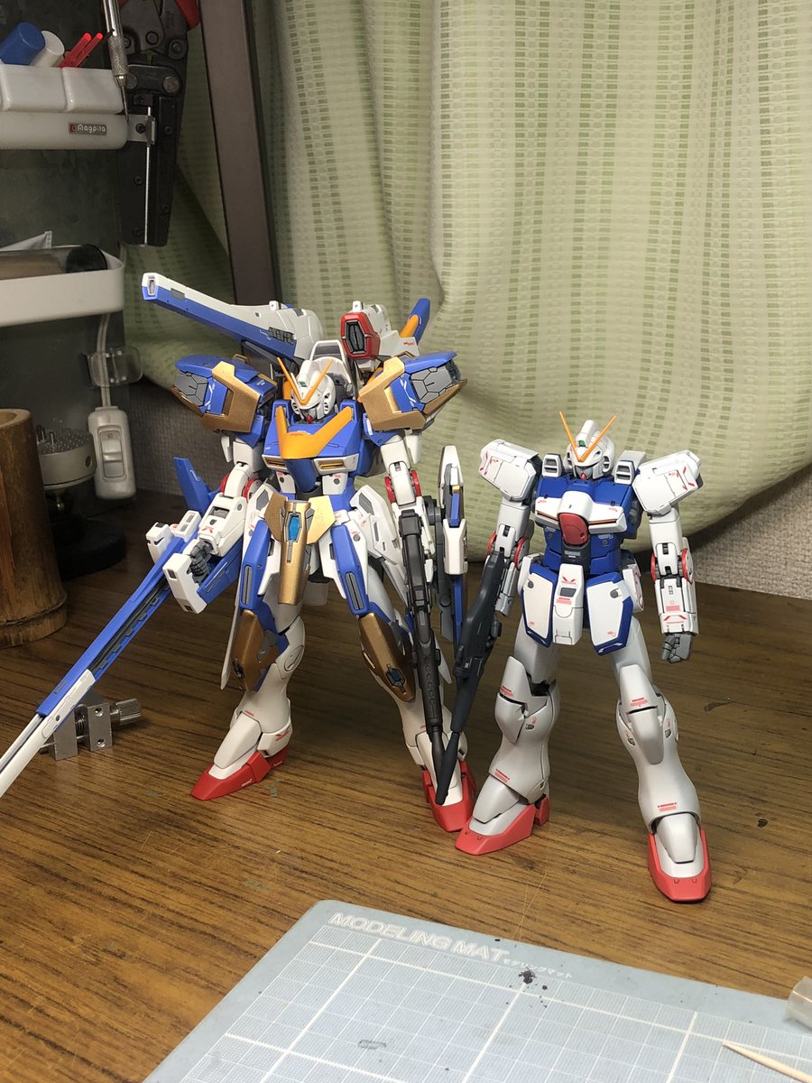 inugoya3's tweet photo. とりあえず1機組んだ…後2機はワンフェスの後かな。しかし大分小さいなぁ。結局バランス調整は短足作業とヘッドをちびちび大型化したぐらい？結構いいバランスになったと思う…あとは脚部のラインを穴開くギリギリまで削り込んで修正したのと全パーツの面取り修正をした。 https://t.co/yaDtHckhW9