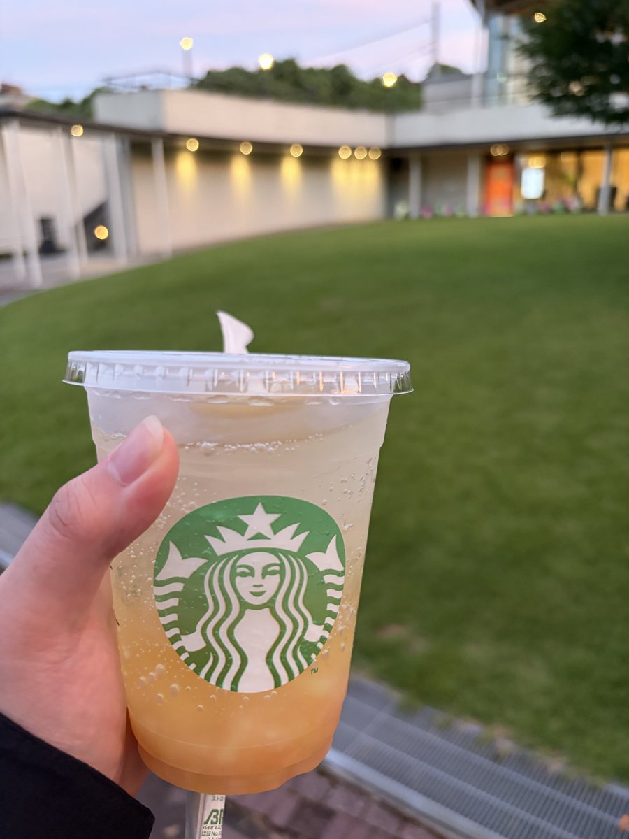RY05_monst's tweet photo. 多分4年振りくらいのスタバ
カフェオレ系もコーヒーも紅茶も飲めないって言ったら今発売中の教えてもらった
飲めないなら行くなよって話だけど、気になるものは気になるよね
店員さん優しすぎて神だった!! https://t.co/AVWIoYBhUc