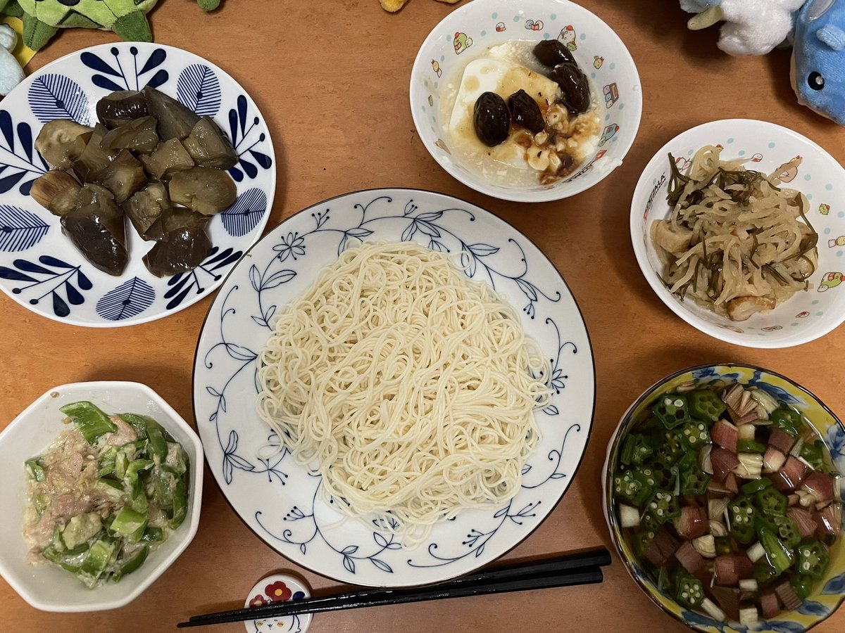 HimaNN321's tweet photo. 今日はオクラミョウガ舞茸そうめんと茄子の中華煮浸しとピーマンのツナマヨ炒め。こういうつゆのそうめん酸味効いてて美味しいなぁ。 https://t.co/BaeLUcliyb