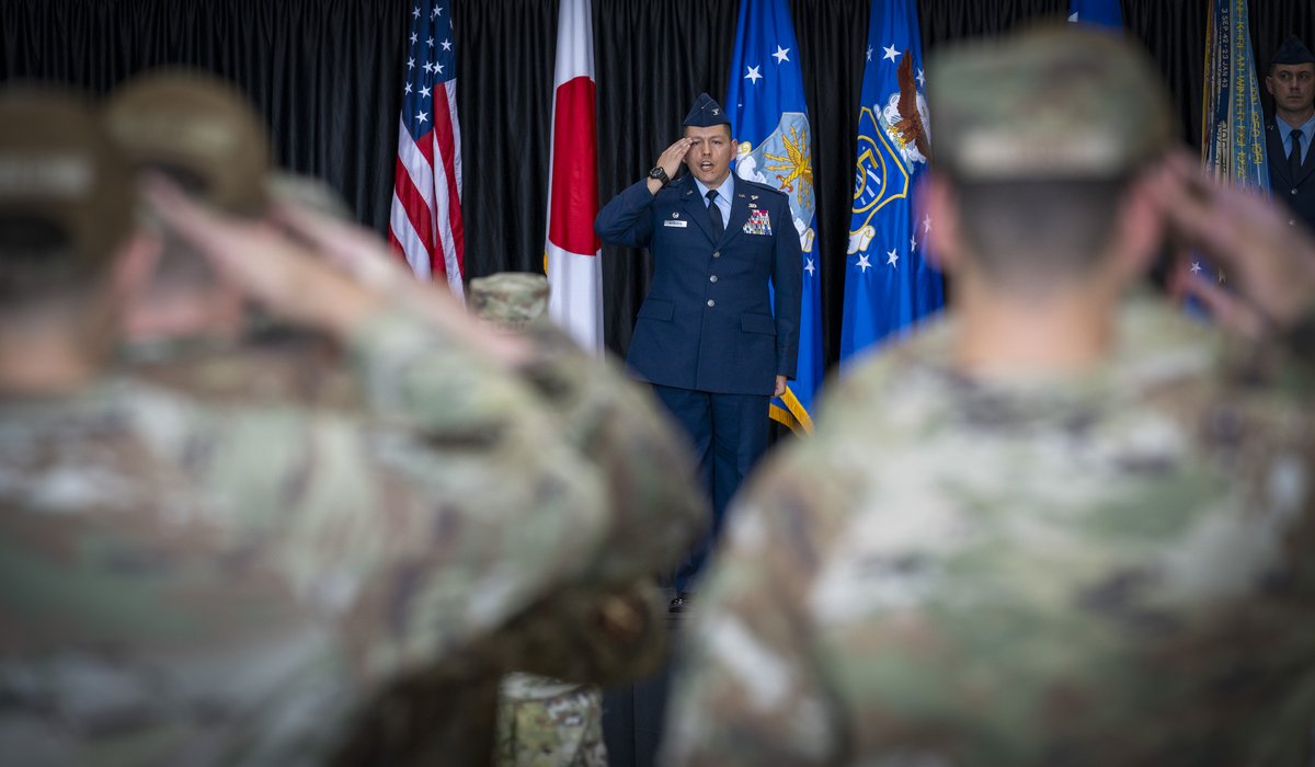 TeamYokota's tweet photo. I am counting on each and every one of you!! 💪 

Today, Col. Daniel Mendoza assumed command of the 374th Airlift Wing from the outgoing commander, Col. Richard McElhaney, during a change of command ceremony. 

Sir, welcome back to Yokota! https://t.co/u7EQBcaiYN