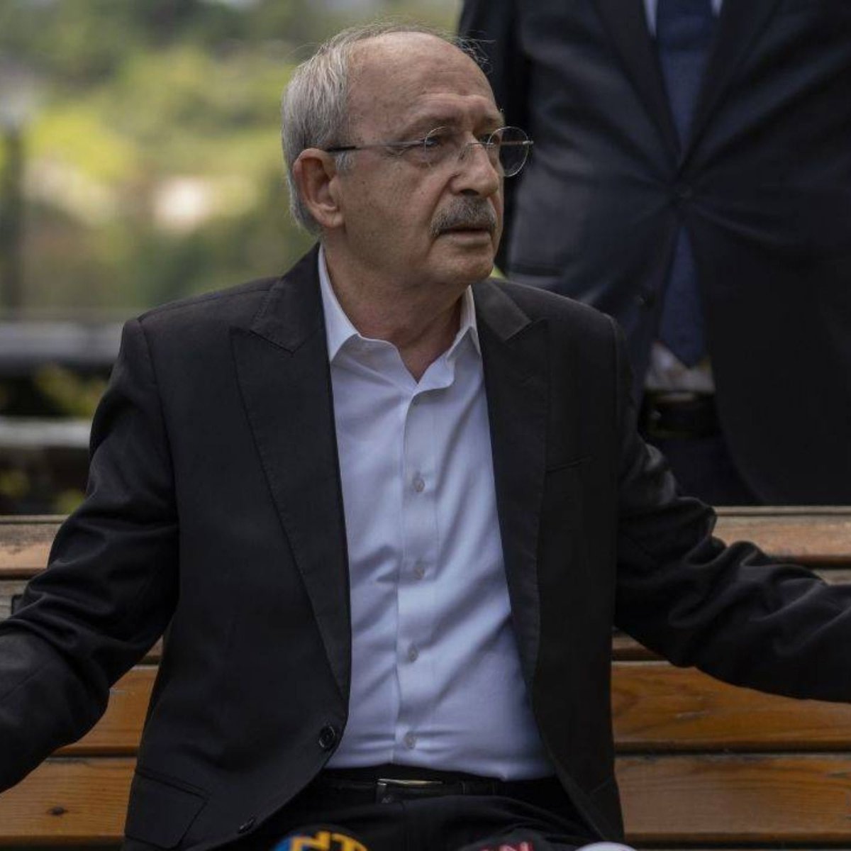 TKRgazete's tweet photo. Gazeteci Fatih Altaylı, mutlak butlan ile CHP'nin başına atanan Kemal Kılıçdaroğlu'na, 2023 seçimleri döneminde toplanan bağış paralarına ne olduğunu sordu: Ben yine de soruyorum, arınmadan bahseden Kayyuma: Bağış paraları ne oldu? Açıklayın.

"CHP’yi destekleyen Halk TV ve benzeri birkaç yayın kuruluşu ile yayın anlaşmalarının Kılıçdaroğlu döneminde yapıldığı, en yüksek miktarda paraların bu kanallara Kılıçdaroğlu’nun hakiki genel başkanlığı döneminde aktarıldığı iyiden iyiye ortaya çıktı.

Ben bunu uzun zamandır soruyordum ama Kayyum’dan yanıt alamıyordum.

Ama sonunda hem CHP tarafından hem de kanalın şimdiki sahibi Cafer Mahiroğlu tarafından yapılan açıklamalar durumu ortaya koydu.

Kılıçdaroğlu’nun ve avanesinin suç gibi göstermeye çalıştığı ödemeler, kendi zamanında başlamış ve sürmüş.

Tabii Kılıçdaroğlu’nun en büyük parayı Acun Ilıcalı’nın ve Ferit Şahenk’in TV8’ine verdiği de ortaya çıktı.

Yani eğer bu bir 'medya satın alma' ise bu işi başlatan Kemal Kılıçdaroğlu’ydu.

Artık net.

Öncesinde ise Halk TV zaten CHP’ye aitti ancak yasa gereği Baykal ailesinin üzerinde duruyordu.

Kanal CHP’nin parasıyla kurulmuştu, Baykallar ise emanetçi idi. Ne var ki, CHP’nin parası ile kurulan kanalı Baykal’ın mahdumesi sanki kendi helal parasıyla kurulmuş gibi Mahiroğlu’na sattı, parayı da cebe attı. CHP’liler bu paranın akıbetini hiç ama hiç sormadılar. Sanki Deniz Baykal’ın emeklilik ikramiyesi gibiydi.

Ve şimdi kamuoyu bir başka paranın akıbetini sormak istiyor.

Kılıçdaroğlu’nun cumhurbaşkanı adaylığı sırasında toplanan “Millet İttifakı Cumhurbaşkanı Adayı Kemal Kılıçdaroğlu Bağış Kampanyası”nda toplanan paranın akıbetini.

Biliyorsunuz, cumhurbaşkanlığı adaylığı sırasında adaylar bağış toplayabiliyorlar.

Muharrem İnce adayken farklı bankalarda açtığı hesaplarda bağış topladı. İnce son derece şeffaf biçimde 143 bin vatandaştan 25,9 milyon TL bağış topladığını açıkladı. Bu o günkü kurla 4 milyon 700 bin dolar ediyordu. (Ali Tarakçı’nın araştırması)

Kemal Kılıçdaroğlu da bağış kampanyası yaptı. İş Bankası, Ziraat Bankası ve Vakıfbank’ta açtığı hesaplarda bağış topladı. Ancak Fizik Öğretmeni Muharrem İnce’nin aksine, maliye müfettişi Kemal Kılıçdaroğlu bu bağışların ne kadar olduğunu, nereye nasıl harcandığını, tamamının harcanıp harcanmadığını hiç ama hiç açıklamadı.

Muharrem İnce 4,7 milyon topladı ise Kılıçdaroğlu büyük ihtimalle bunun birkaç katı bağış toplamış olmalı. Ama biz bunu öğrenemedik.

Her yerde arınmadan, temizlikten bahseden Kayyum Kemal Bey, bu halkın Cumhurbaşkanı seçilmesi için ona yaptığı bağışları hiç ama hiç açıklamadı.

Hesabını vermedi. Büyük ihtimalle 'tıpış tıpış' mantığı ile 'Bana bağışladınız, size mi hesap vereceğim?' diye düşündü.

Tıpkı benim iki yıldır sorduğum, 'Kemal Bey bunca ofis, bunca çalışan, bunca lüks araç, bunca masrafın finans kaynağı ne? Emekli maaşınızla mı karşılıyorsunuz, birileri destek oluyorsa kim ve ne için destek oluyor?' sorularıma yanıt vermediği gibi.

Ve kim bilir belki de Kayyum Kemal Bey o bağışlarla gelen parayı cumhurbaşkanı seçilmek için değil, CHP’nin başına yeniden geçme yolunda kullanmayı tercih etti.

Ben yine de soruyorum, arınmadan bahseden Kayyum’a.

Bağış paraları ne oldu? Açıklayın."