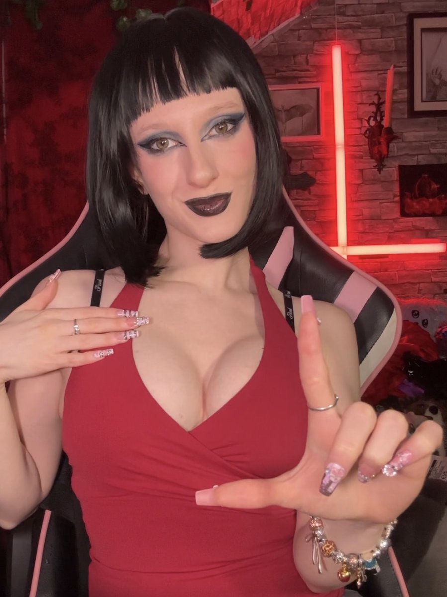 AMBER666ANGEL's tweet photo. Weird brats own you forever https://t.co/Wl81jcH4Nb