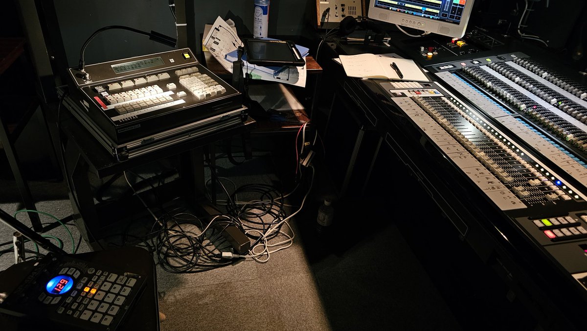 tiri_kakeru's tweet photo. リハです！
本日の卓
メイン:プリティナメガ
横にスクレパス
背後にサンプラーSP404
という布陣です！
(過去最多) https://t.co/XzOnXJg7rP